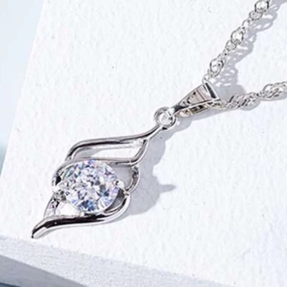 Gorgeous Crystal Pendant Silver necklace - Picture 1 of 6